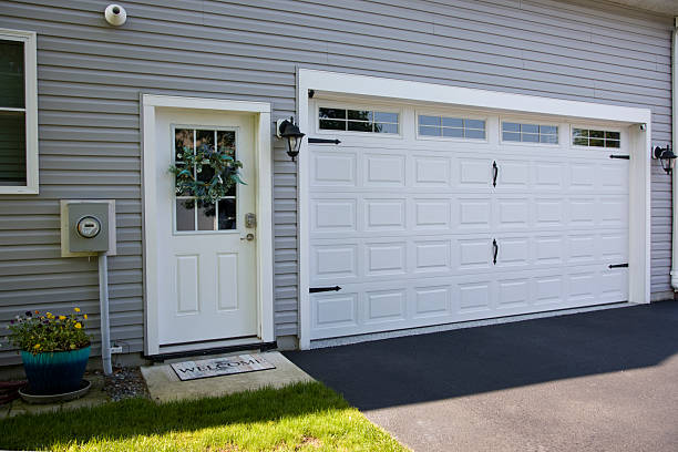24/7 Emergency Garage Door Panel Replacement experts in Seneca, IL